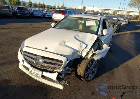 2019 Mercedes-Benz C 300 z USA, uszkodzony, nr VIN WDDWF8DB8KR483163